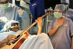 Ινδία: Μουσικός έπαιζε κιθάρα την ώρα που υποβαλλόταν σε χειρουργική επέμβαση στον εγκέφαλο (ΒΙΝΤΕΟ)