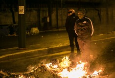 Κάλεσμα στους κατοίκους Εξαρχείων: Πέτα μια γλάστρα απ' το μπαλκόνι και δώσε πρόσβαση στην ταράτσα για τους διαδηλωτές