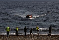 Πολιτικό άσυλο ζητούν 33 Τούρκοι που αποβιβάστηκαν στις Οινούσσες