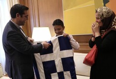 Ο Αμίρ συνάντησε τον Τσίπρα και έφυγε με δώρο μια ελληνική σημαία