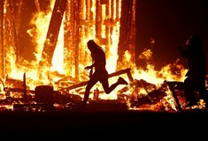 Εικόνες σοκ στο φεστιβάλ Burning Man - Ένας άντρας πήδηξε στις φλόγες μπροστά σε χιλιάδες συμμετέχοντες