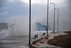 Καταστροφές και προβλήματα λόγω των ισχυρών ανέμων σε όλη τη χώρα