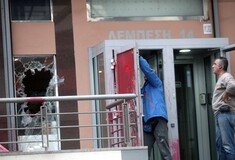 Μέλη του Ρουβίκωνα πέταξαν μπογιές στην πρεσβεία του Ισραήλ στη Αθήνα - BINTEO