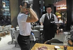 O Salt Bae έβαλε γάντι - Δεν ήθελε, αλλά αναγκάστηκε