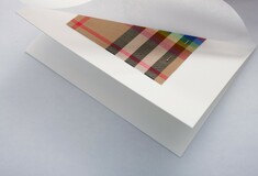 Ο οίκος Burberry κυκλοφορεί το θρυλικό καρό σχέδιο με τα χρώματα του ουράνιου τόξου για να στηρίξει την LGBTQ+ κοινότητα