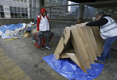 Πτυσσόμενες σκηνές από χαρτόνι μοιράστηκαν σε άστεγους των Βρυξελλών