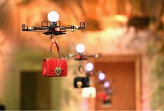 Οι Dolce & Gabbana κατέβασαν drones στην πασαρέλα και ζήτησαν από τις influencers να κλείσουν το Wi-Fi