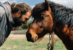 Μια αυτάρκης οικο-κοινότητα ζει σε ένα μαγικό κτήμα στην Ανάβυσσο