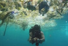 «Πλαστικό, πλαστικό, πλαστικό»: Βρετανός δύτης κατέγραψε μια θάλασσα σκουπιδιών στο Μπαλί