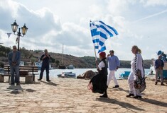 Ξανά μόνος στην παρέλαση ο μικρός Χρήστος