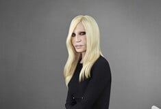 «Δεν θέλω να σκοτώνω ζώα για να φτιάξω ρούχα» - Η Donatella Versace ανακοίνωσε το τέλος της γούνας