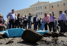 Στη Βουλή η πορεία της ΓΕΝΟΠ-ΔΕΗ - Έριξαν λιγνίτη στο μνημείο του Αγνωστου Στρατιώτη