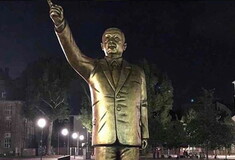 Ένα χρυσό άγαλμα του Ερντογάν διχάζει την Γερμανία