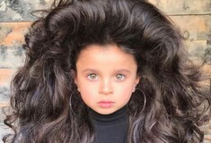 Την έβαλαν στη Vogue και κατέκτησε το Instagram με τα μαλλιά της, αλλά η 5χρονη Mia διχάζει