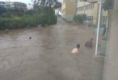 Πρωτοφανείς εικόνες έξω από το νοσοκομείο «Σωτηρία» - Πλημμύρισε ο χώρος λόγω της έντονης βροχόπτωσης