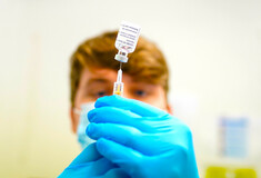 Εμβόλιο AstraΖeneca: Ποιες χώρες ξεκινούν εκ νέου τους εμβολιασμούς και ποιες παρατείνουν την αναστολή