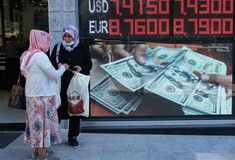 Τουρκία: Αντιμέτωπη με νομισματική κρίση, κατρακυλά η λίρα- «Κακή όσο το Brexit» η αποπομπή του κεντρικού τραπεζίτη