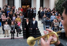 Στον κήπο του Μαξίμου έψαλαν τα κάλαντα στον Τσίπρα