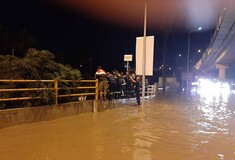 Σαρώνει η κακοκαιρία: Πλημμύρες στη Θεσσαλονίκη και χαλάζι στα Τρίκαλα