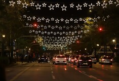 Η Χριστουγεννιάτικη ατμόσφαιρα στο κέντρο της Αθήνας - Δρόμοι, πλατείες και καταστήματα γέμισαν λαμπιόνια