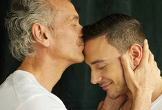 Ο Έλληνας χορευτής Στέφανος Δημουλάς φωτογραφίζεται με τον πατέρα του στο εξώφυλλο του γκέι περιοδικού Attitude