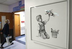 Τιμή ρεκόρ για τον πίνακα του Banksy με το αγόρι και τη νοσοκόμα - υπερήρωα