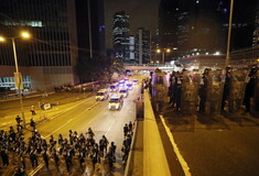 Εικόνες χάους στο Χονγκ Κονγκ: Δακρυγόνα και επεισόδια μετά την εισβολή στο κοινοβούλιο