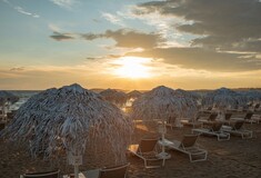 Apollon Beach: Η νέα παραλία που θυμίζει ελληνικό νησί στην καρδιά της Αθηναϊκής Ριβιέρας