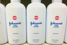 Johnson & Johnson: Αποζημίωση μαμούθ σε καρκινοπαθή που χρησιμοποιούσε το ταλκ της