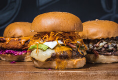 Επιτέλους, τα burgers του Juicy Grill κατέβηκαν στο κέντρο 