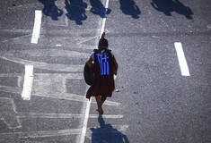 Μαραθωνοδρόμοι με ράσο, σκυλιά, μωρά και αρχαιοελληνικές στολές τρέχουν στην Αθήνα