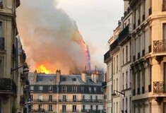 Πυρκαγιά στην Παναγία των Παρισίων: Κατέρρευσε κωδωνοστάσιο