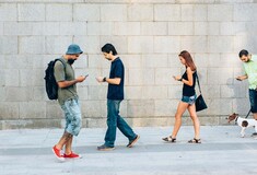 Βαδίζω και παραμιλώ: Πώς τα κινητά αλλάζουν τον τρόπο που κινούμαστε στην πόλη