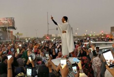 Πίσω από την εικόνα της Σουδανής διαδηλώτριας που έγινε αμέσως εμβληματική και viral
