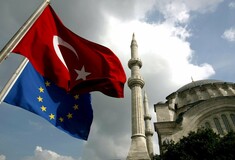Η ΕΕ καλεί την Τουρκία να αλλάξει την απόφαση για την Αγία Σοφία - Κυρώσεις ζητά η Αθήνα