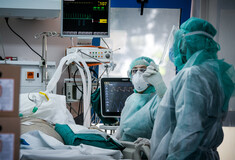 Κορωνοϊός: Αρνητικά ρεκόρ και γεμάτα νοσοκομεία - Διασωληνώνουν ασθενείς εκτός ΜΕΘ στην Αττική