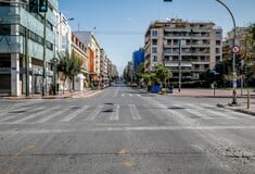 «Θα επιστρέψουμε στην πόλη με νέο δέος και νέο θαυμασμό»: Βαδίζοντας στην άδεια Αθήνα με τον Μέμο Φιλιππίδη