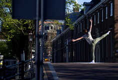Χορογραφία για τον κορωνοϊό - Μπαλέτο στους άδειους δρόμους του Άμστερνταμ