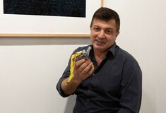 Καλλιτέχνης ξεκόλλησε και έφαγε την μπανάνα αξίας 120.000 δολαρίων του Μαουρίτσιο Κατελάν