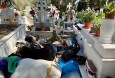 Μόρια: Ενισχύονται οι αστυνομικές δυνάμεις στη Λέσβο με ΜΑΤ και αύρες - Πρόσφυγες κοιμούνται σε κοιμητήρια