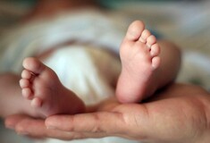 Επίδομα γέννας: Κατατέθηκε το νομοσχέδιο - Ποιοι θα είναι τελικά οι δικαιούχοι των 2.000 ευρώ