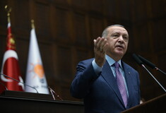 Bloomberg: Ο Ερντογάν αψηφά τη Δύση και απομονώνεται