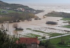 Εύβοια: Έντονες βροχοπτώσεις, πλημμύρες και επιχείρηση απεγκλωβισμού