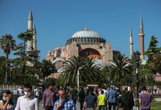 Πλήθος κόσμου έξω από την Αγία Σοφία - Αντίστροφη μέτρηση για την πρώτη μουσουλμανική προσευχή