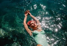 Faces of Summer: 16 νέα πρόσωπα φωτογραφίζονται σε κομβικά σημεία της παραλιακής