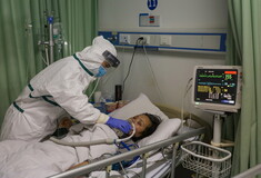 Κοροναϊός: Στους 722 οι νεκροί - Πώς ένας ασθενής μόλυνε όλο το προσωπικό νοσοκομείου