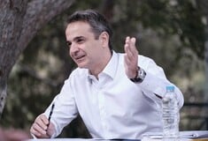 Έκκληση Μητσοτάκη για συνωστισμούς: Ατομική ευθύνη για να μην επιστρέψουμε σε πιο αυστηρά τα μέτρα