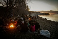 72 Αφγανοί ανάβουν φωτιές στη Σκάλα Συκαμιάς χθες βράδυ: το διάλειμμα μιας σύγχρονης Οδύσσειας