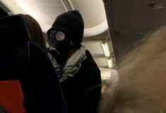 ΗΠΑ: Απομάκρυναν άνδρα από πτήση - Φορούσε αντιασφυξιογόνο μάσκα