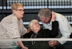 Μελπομένη Ντίνα: Η 92χρονη Ελληνίδα «Δίκαιη των Εθνών» συναντά τους Εβραίους που έσωσε από τους Ναζί